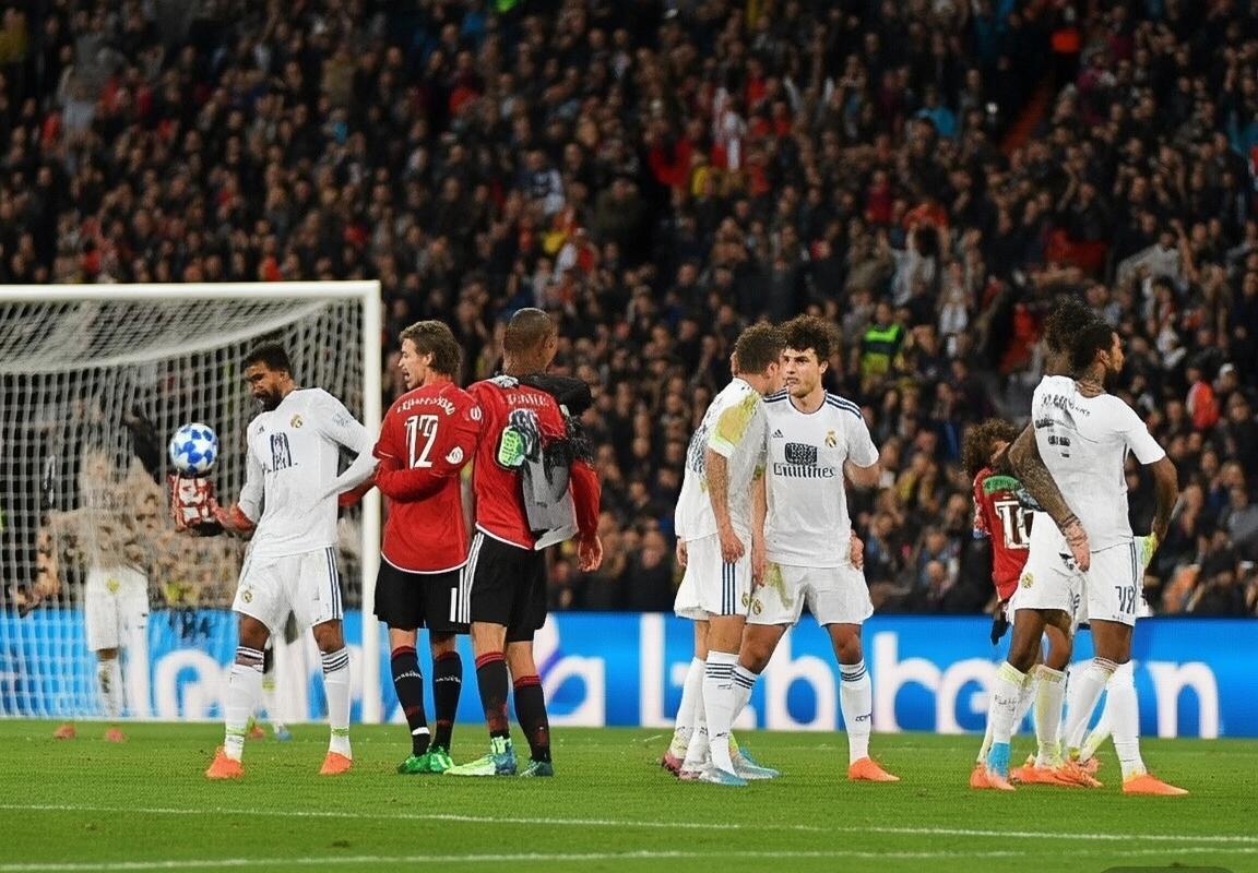 2003年欧冠四分之一决赛：曼联VS皇马经典对决回顾(图3)